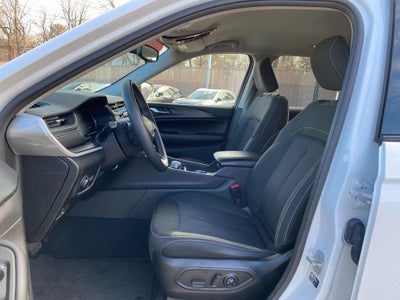 2023 Jeep Grand Cherokee L Laredo 4x2