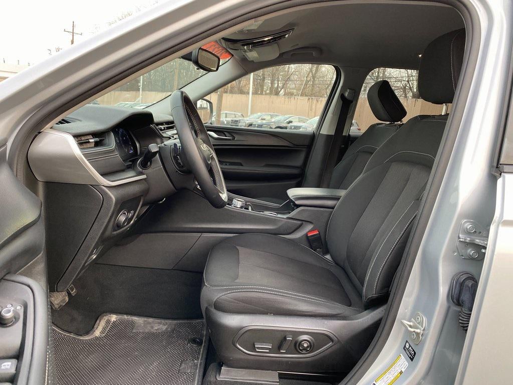 2023 Jeep Grand Cherokee L Laredo 4x2