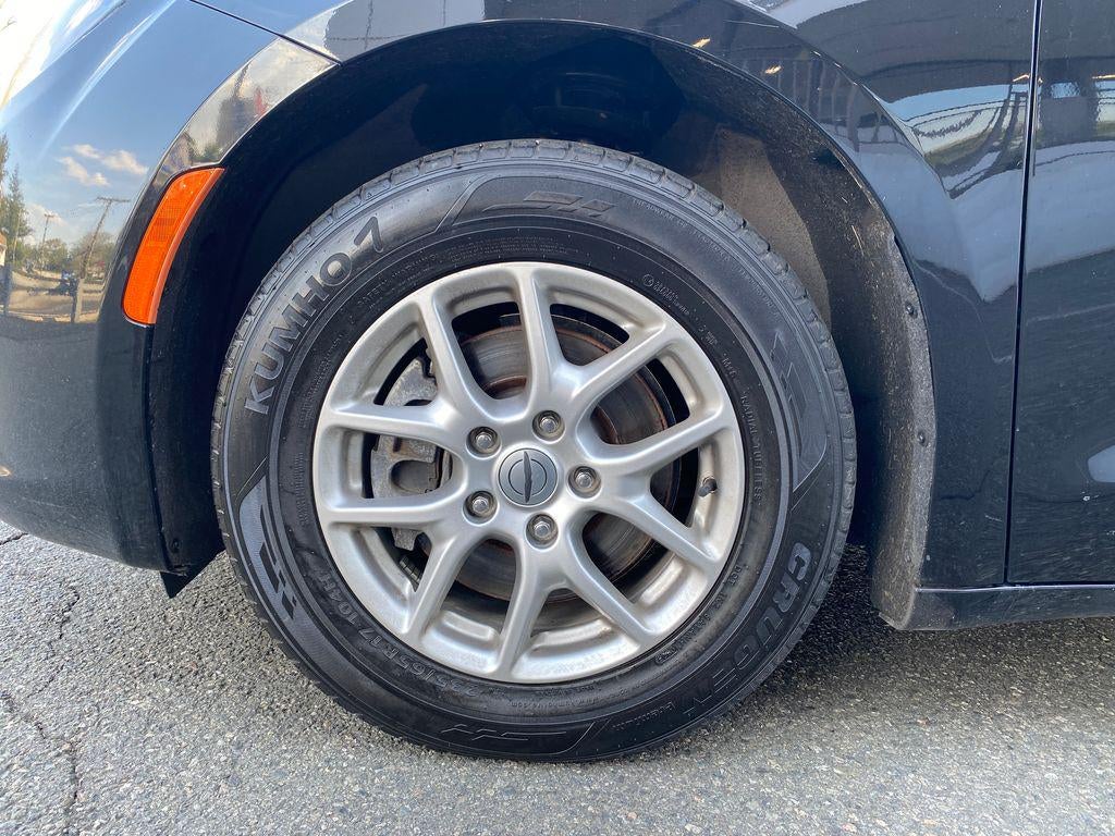 2024 Chrysler Voyager LX