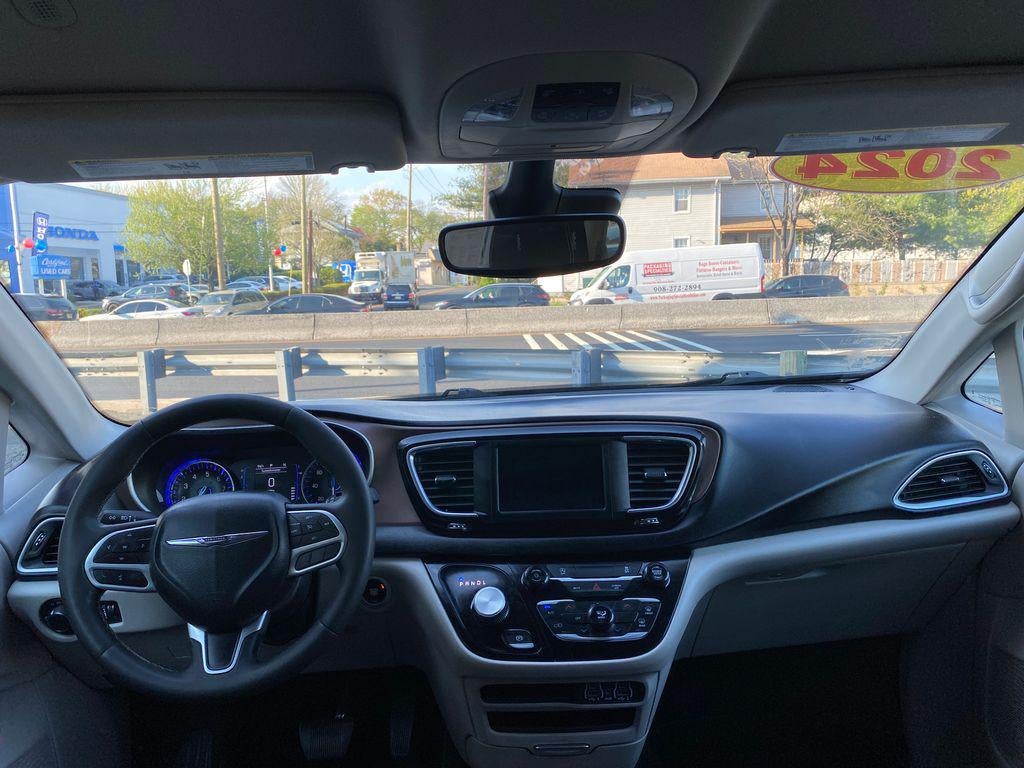 2024 Chrysler Voyager LX