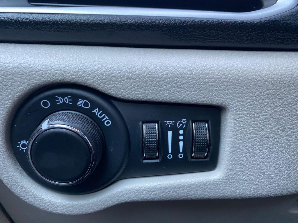 2024 Chrysler Voyager LX