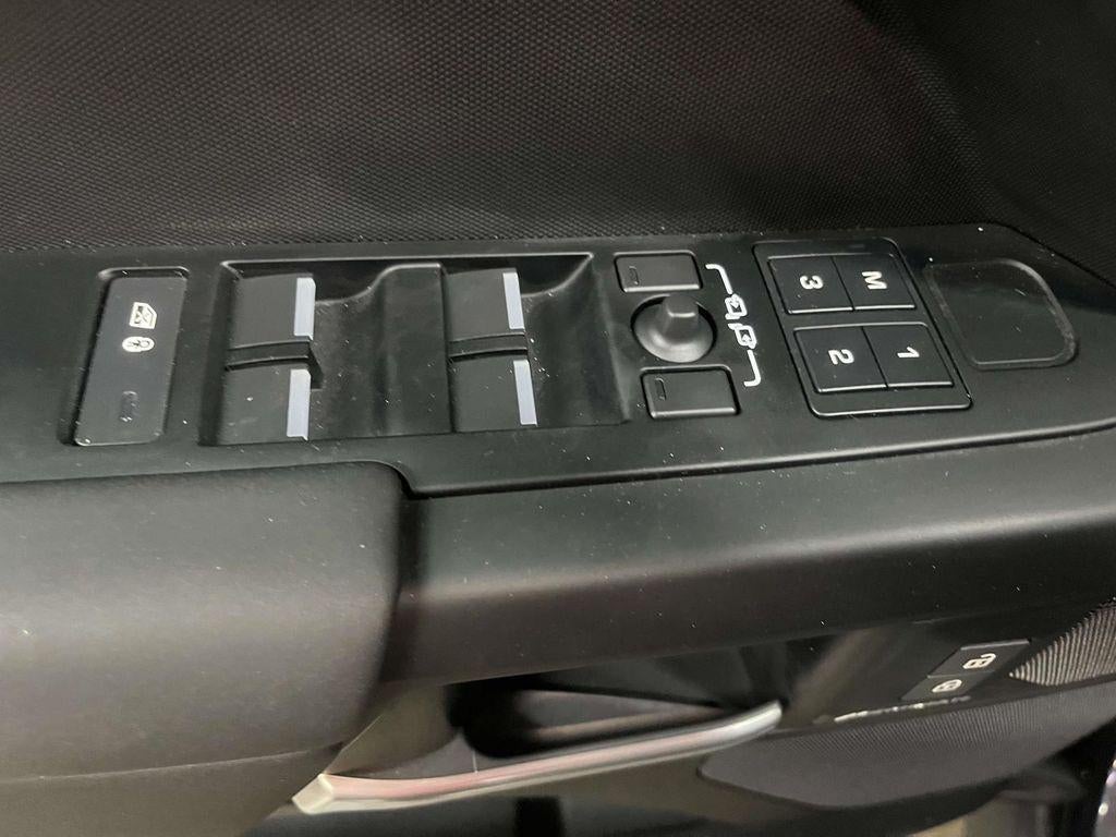 2025 Land Rover Defender 110 S