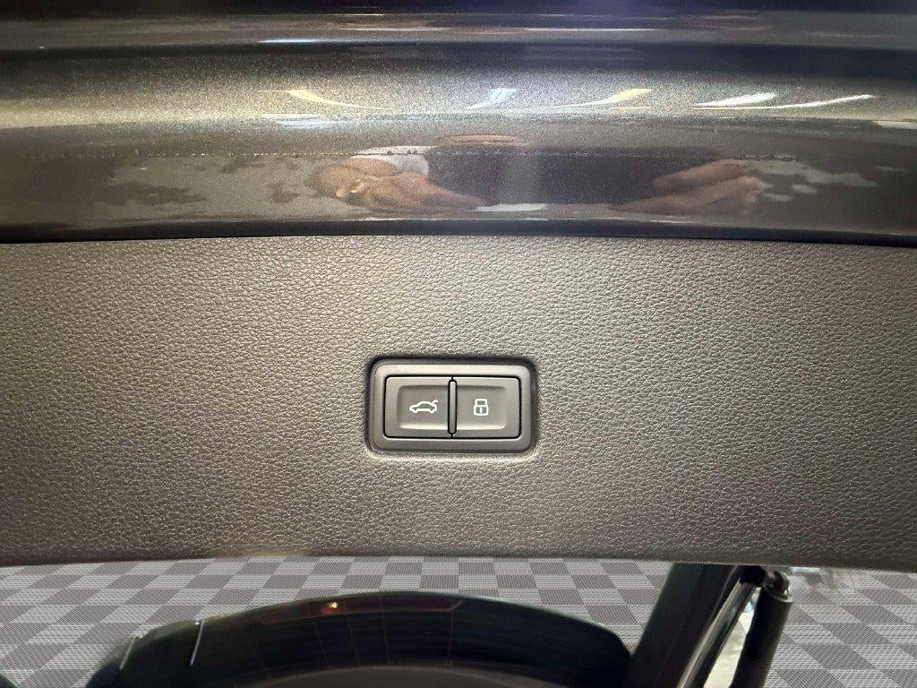2023 Audi Q8 Premium Plus 55 TFSI quattro Tiptronic